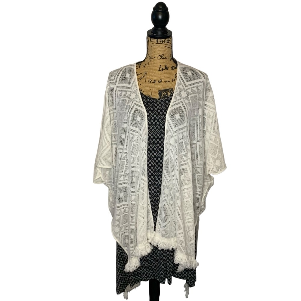 American Eagle Outfitters White Geometric One Size Shawl Kimono